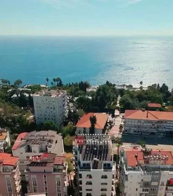 Κουζίνα; συσκευές κουζίνας, ξύλινο πάτωμα, φυσικό φως, μοντέρνο στυλ