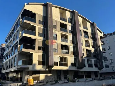 Σαλόνι; ξύλινο πάτωμα, φυσικό φως, μοντέρνο στυλ