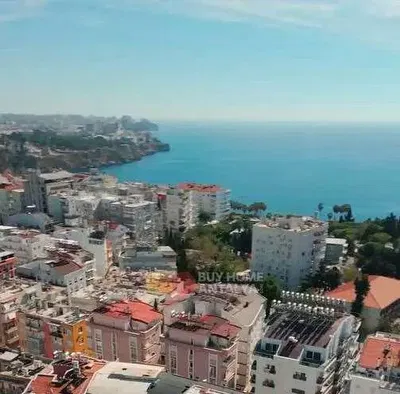 Κουζίνα; συσκευές κουζίνας, ξύλινο πάτωμα, φυσικό φως, μοντέρνο στυλ