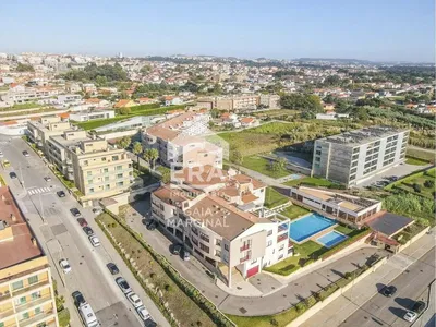 Κουζίνα; συσκευές κουζίνας, ξύλινο πάτωμα, φυσικό φως, μοντέρνο στυλ