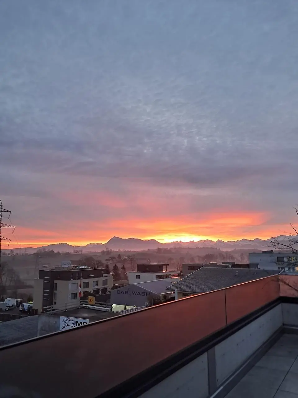 Soggiorno; pavimento in legno, luce naturale, stile moderno