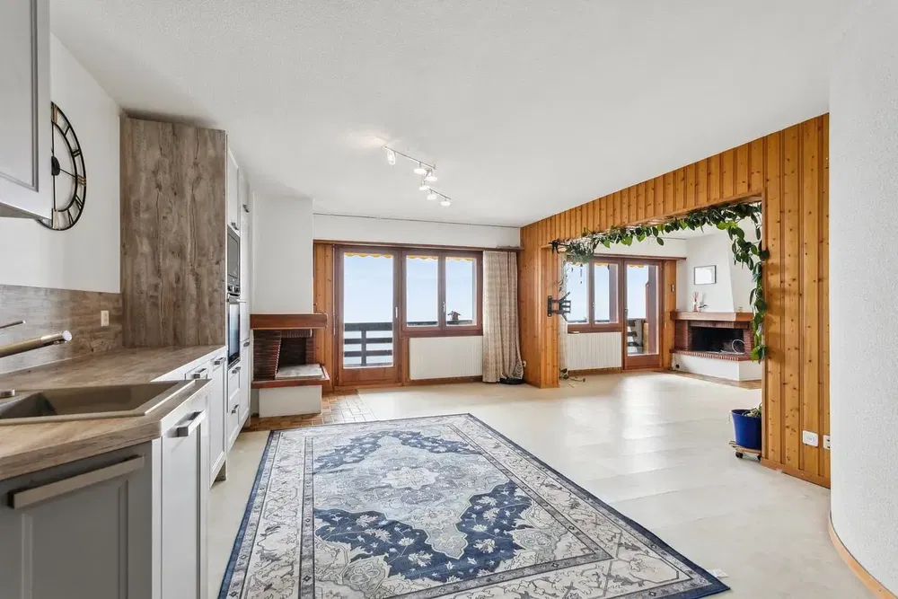 Cucina; elettrodomestici, pavimento in legno, luce naturale, stile moderno