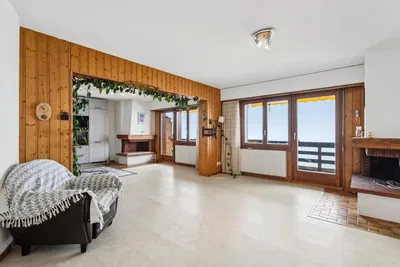 Cucina; elettrodomestici, pavimento in legno, luce naturale, stile moderno