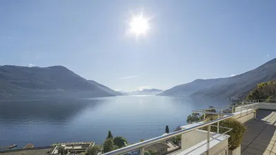 Küche; küchengeräte, holzboden, tageslicht, moderner stil