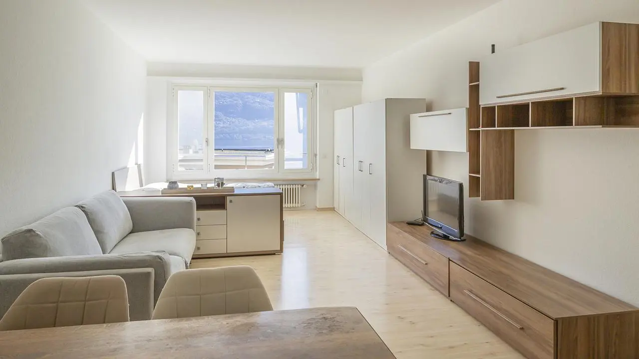 Küche; küchengeräte, holzboden, tageslicht, moderner stil