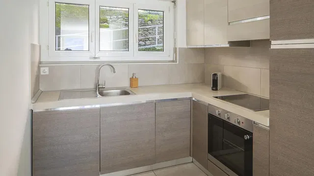 Küche; küchengeräte, holzboden, tageslicht, moderner stil