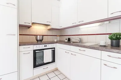 Küche; küchengeräte, holzboden, tageslicht, moderner stil