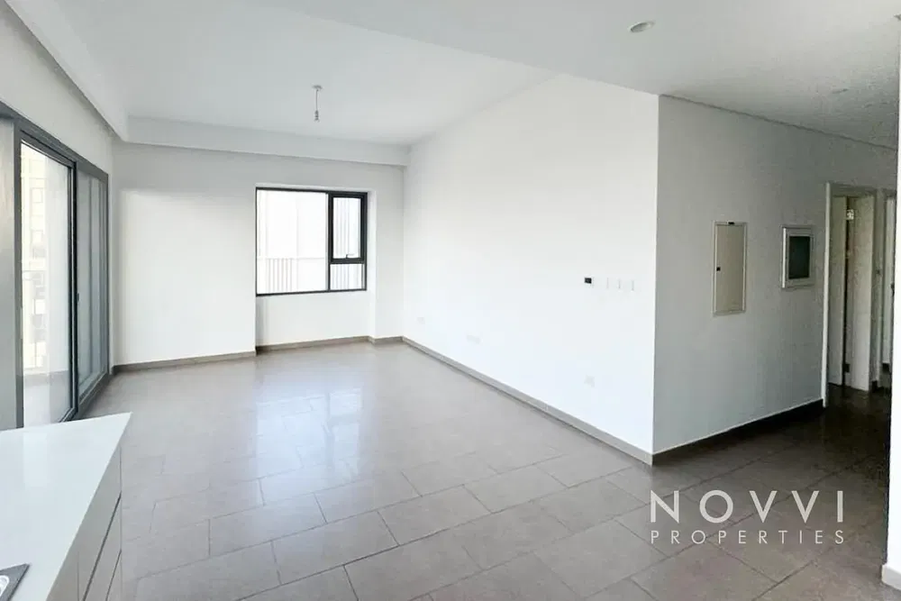 Cucina; elettrodomestici, pavimento in legno, luce naturale, stile moderno