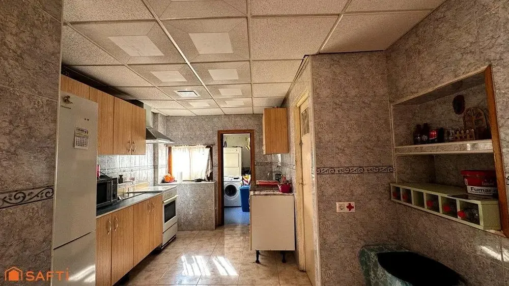 Cucina; elettrodomestici, pavimento in legno, luce naturale, stile moderno