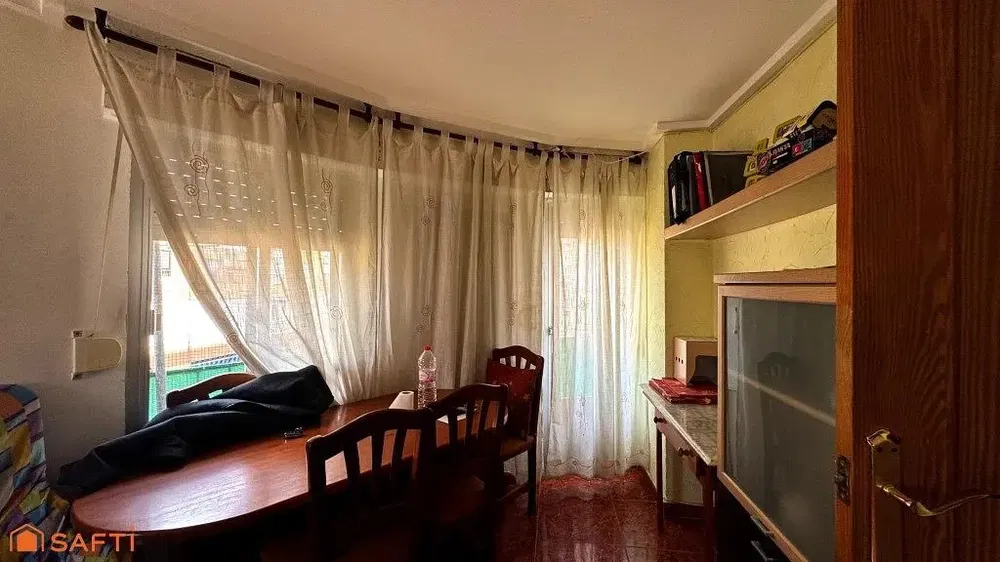 Cucina; elettrodomestici, pavimento in legno, luce naturale, stile moderno