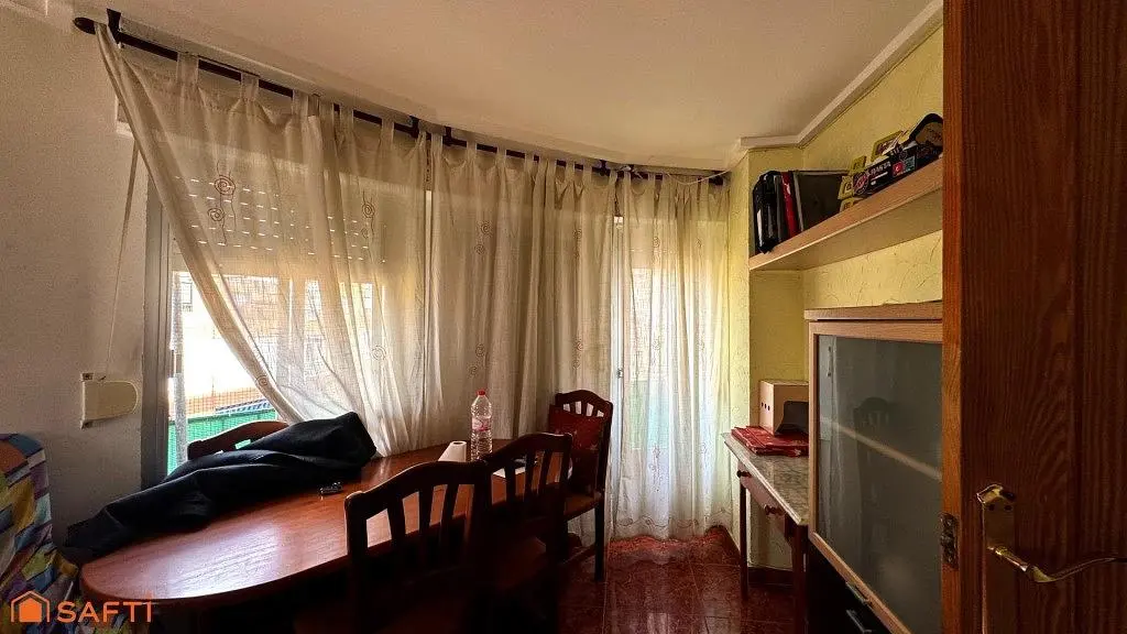 Cucina; elettrodomestici, pavimento in legno, luce naturale, stile moderno