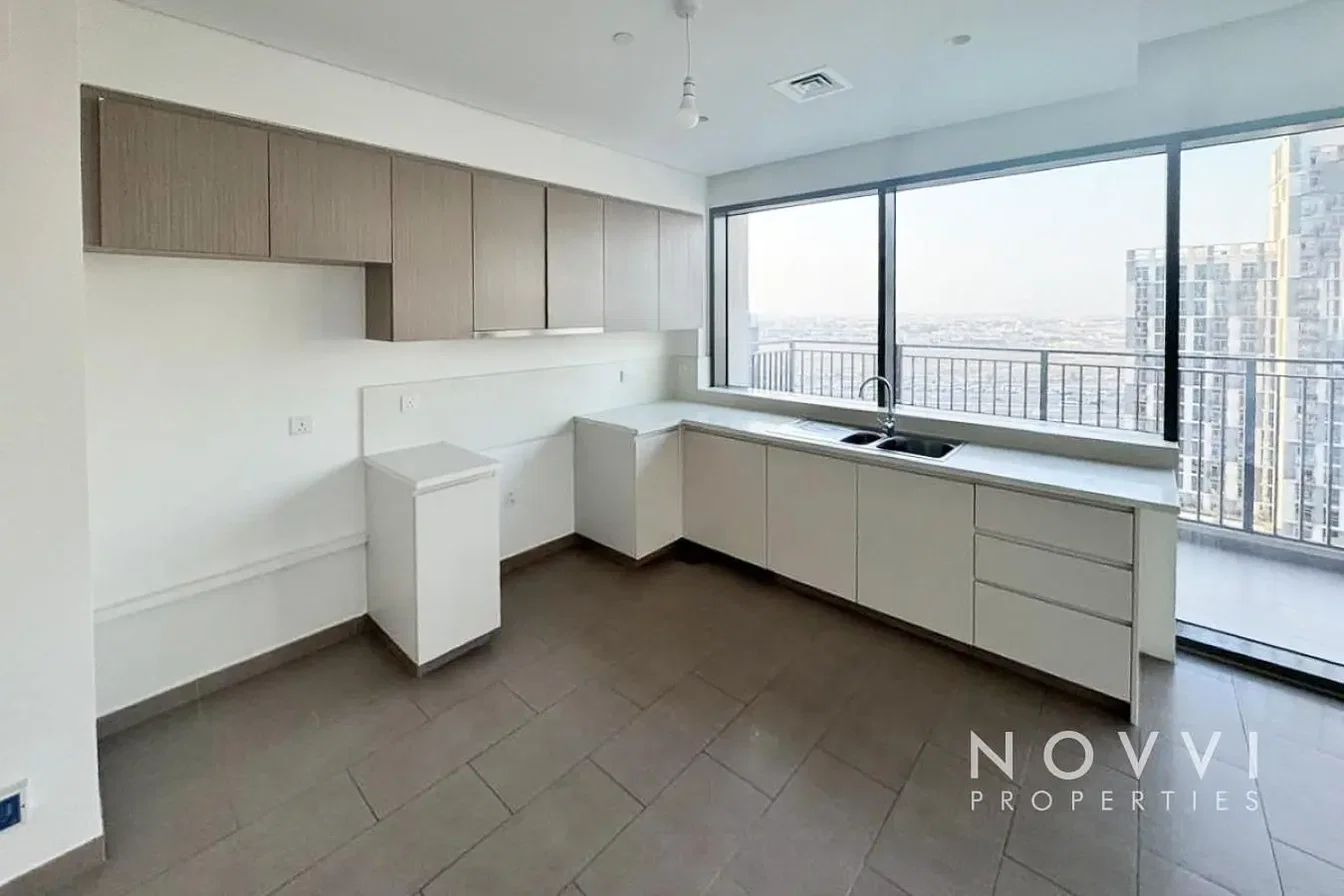 Cucina; elettrodomestici, pavimento in legno, luce naturale, stile moderno