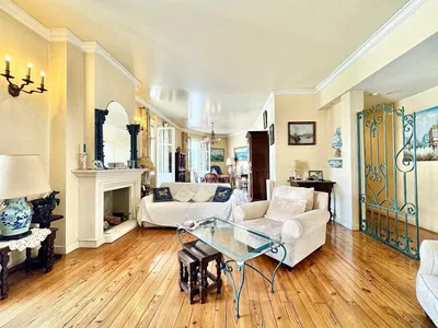 Salon; parquet, lumière naturelle, style moderne