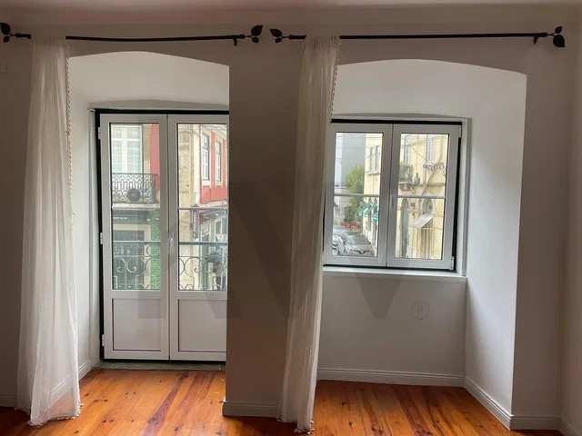 Cocina; electrodomésticos, suelo de madera, luz natural, estilo moderno