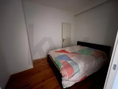 Cuisine; électroménager, parquet, lumière naturelle, style moderne