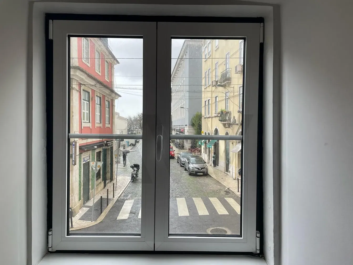 Cuisine; électroménager, parquet, lumière naturelle, style moderne