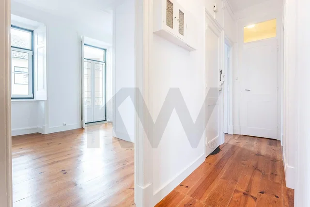 Küche; küchengeräte, holzboden, tageslicht, moderner stil