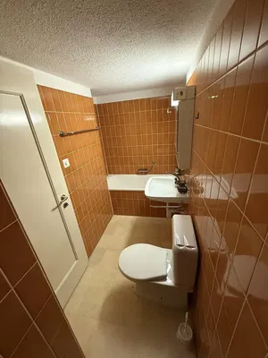 Cucina; elettrodomestici, pavimento in legno, luce naturale, stile moderno