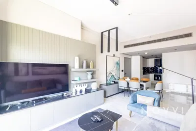 Cucina; elettrodomestici, pavimento in legno, luce naturale, stile moderno