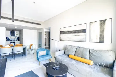 Cucina; elettrodomestici, pavimento in legno, luce naturale, stile moderno