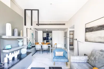 Soggiorno; pavimento in legno, luce naturale, stile moderno