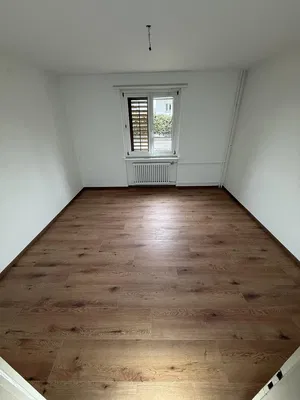 Soggiorno; pavimento in legno, luce naturale, stile moderno