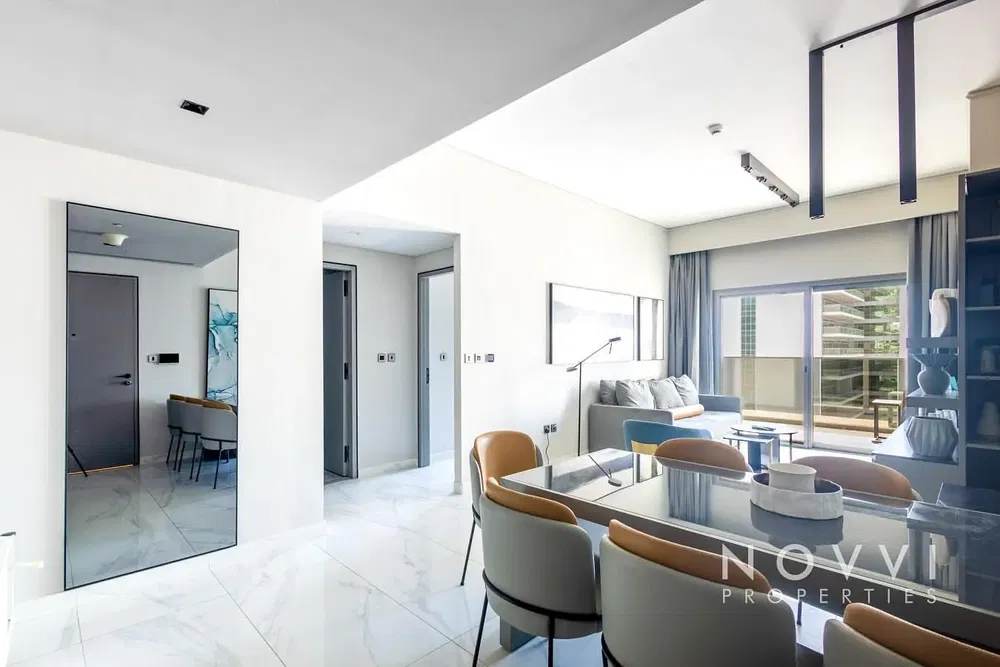 Cucina; elettrodomestici, pavimento in legno, luce naturale, stile moderno