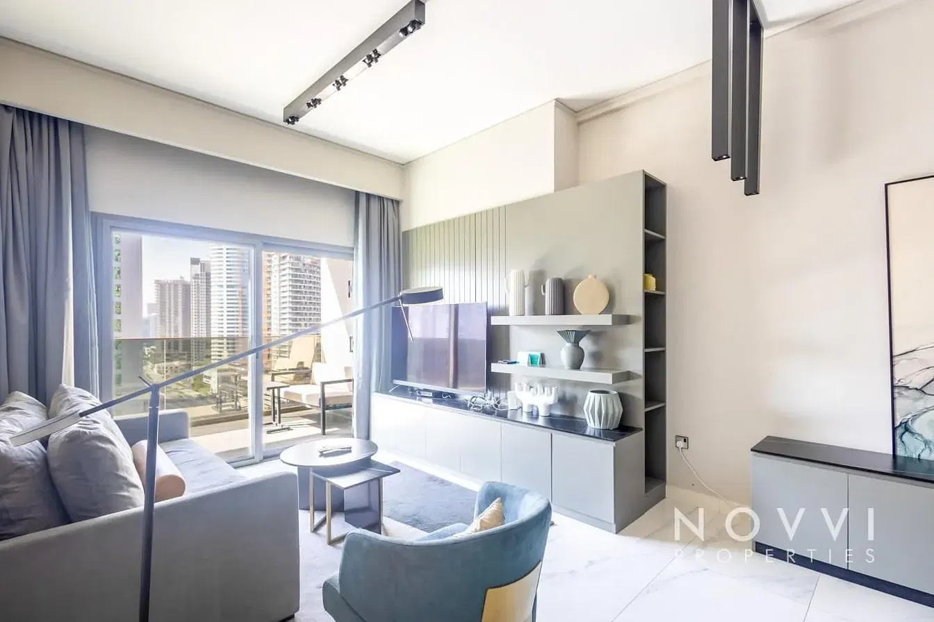 Cucina; elettrodomestici, pavimento in legno, luce naturale, stile moderno