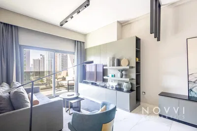 Cucina; elettrodomestici, pavimento in legno, luce naturale, stile moderno