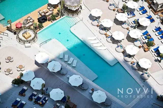 Cucina; elettrodomestici, pavimento in legno, luce naturale, stile moderno