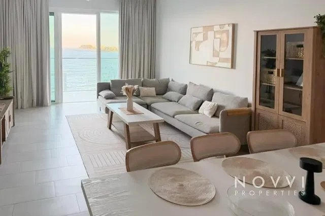 Cucina; elettrodomestici, pavimento in legno, luce naturale, stile moderno