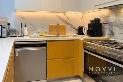 Kuhinja; kućanski aparati, drveni pod, prirodna svjetlost, moderan stil