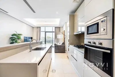 Cucina; elettrodomestici, pavimento in legno, luce naturale, stile moderno