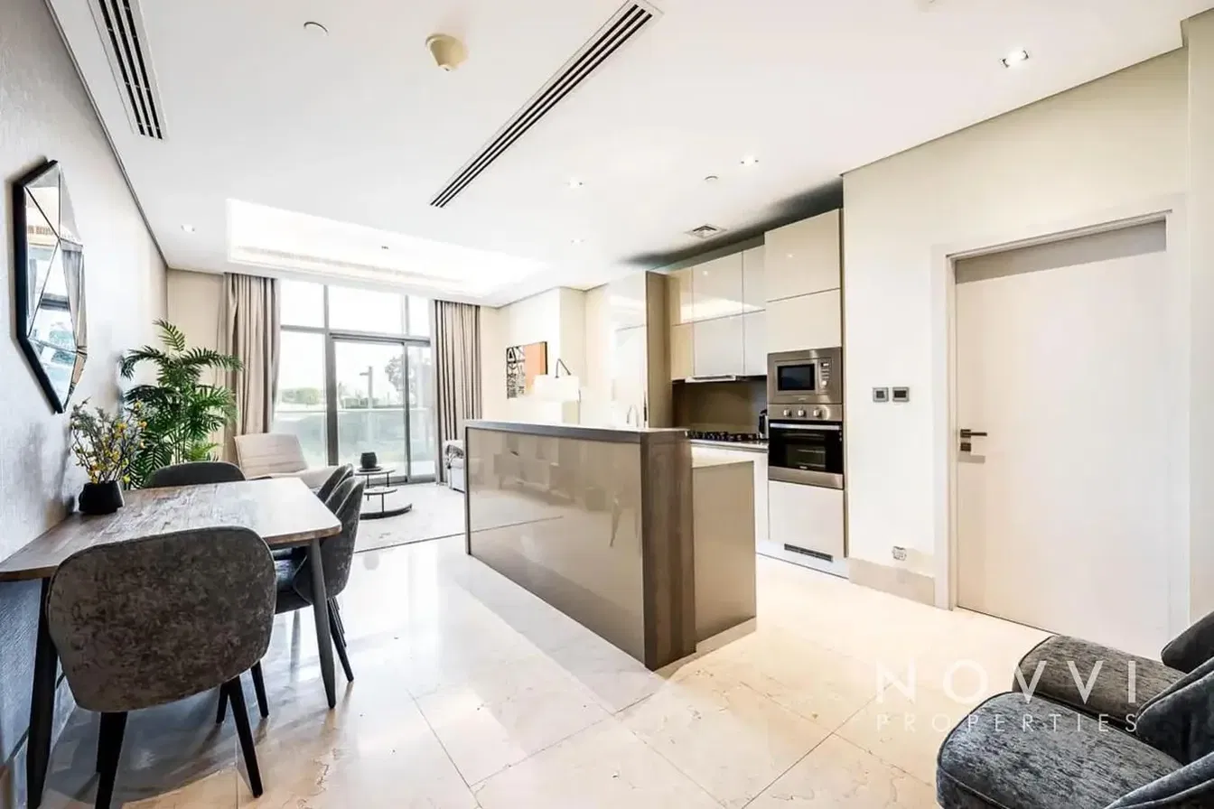 Cucina; elettrodomestici, pavimento in legno, luce naturale, stile moderno