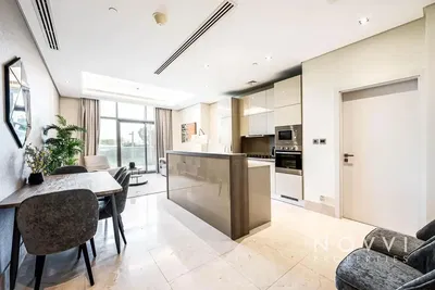 Cucina; elettrodomestici, pavimento in legno, luce naturale, stile moderno