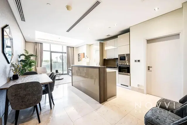 Cucina; elettrodomestici, pavimento in legno, luce naturale, stile moderno