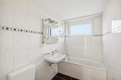 Cucina; elettrodomestici, pavimento in legno, luce naturale, stile moderno