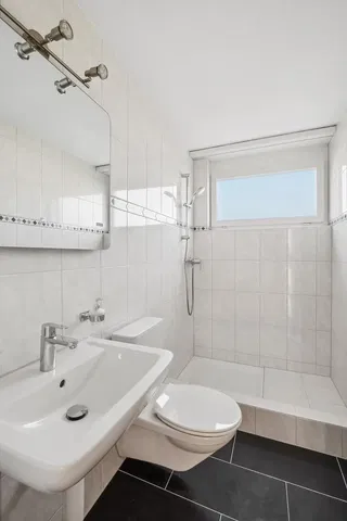 Cucina; elettrodomestici, pavimento in legno, luce naturale, stile moderno