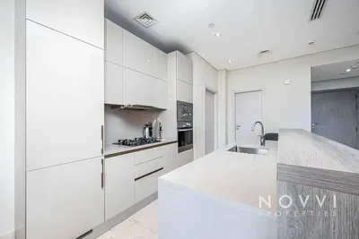 Cucina; elettrodomestici, pavimento in legno, luce naturale, stile moderno