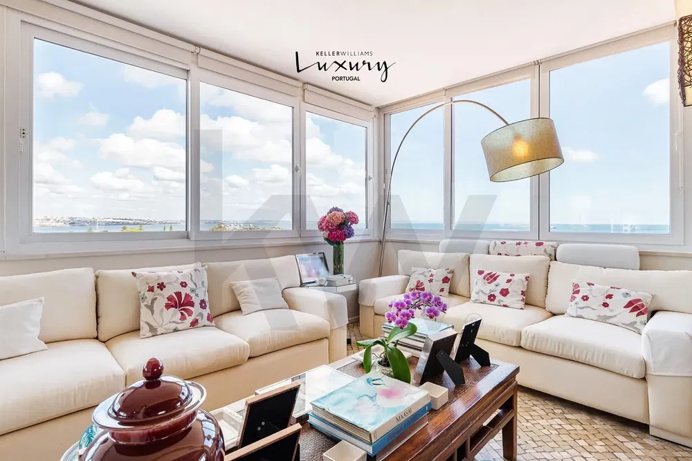 Кухиња; кухињски апарати, дрвени под, природно светло, модерни стил