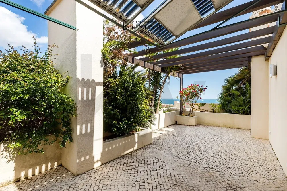 Дневна соба; дрвени под, природно светло, модерни стил