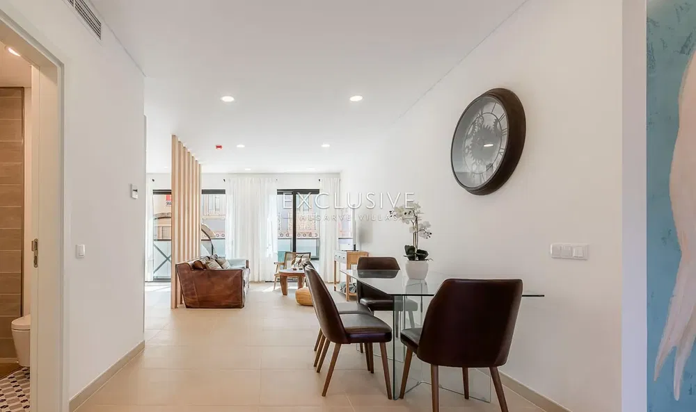 Cuisine; électroménager, parquet, lumière naturelle, style moderne