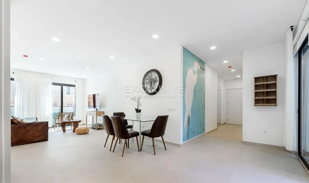 Salon; parquet, lumière naturelle, style moderne