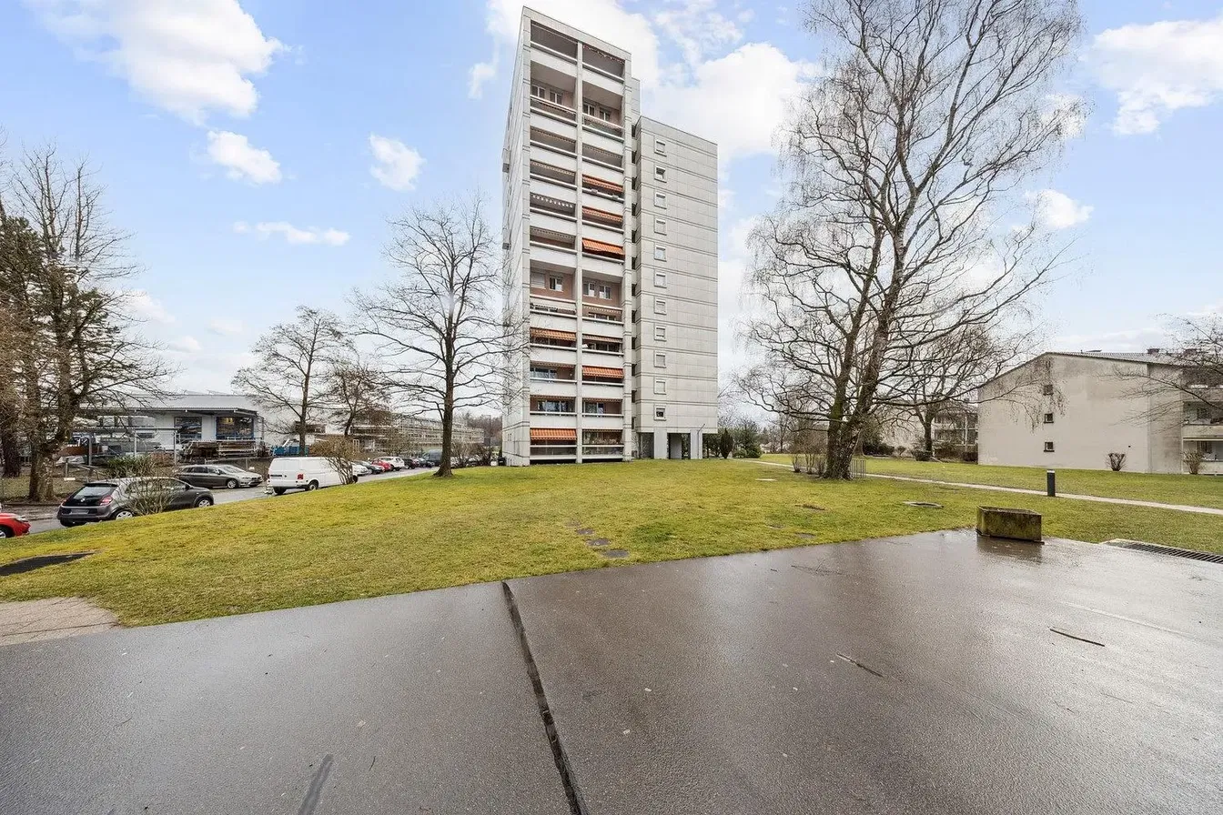 Cucina; elettrodomestici, pavimento in legno, luce naturale, stile moderno