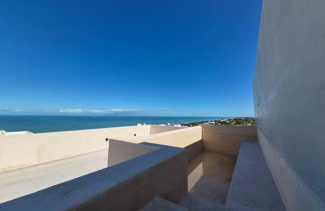 Mutfak; mutfak aletleri, ahşap zemin, doğal ışık, modern stil