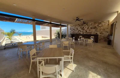 Oturma odası; ahşap zemin, doğal ışık, modern stil