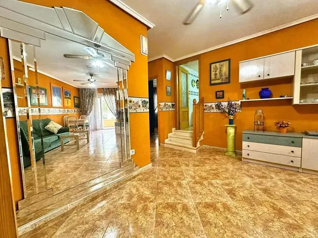 Cucina; elettrodomestici, pavimento in legno, luce naturale, stile moderno