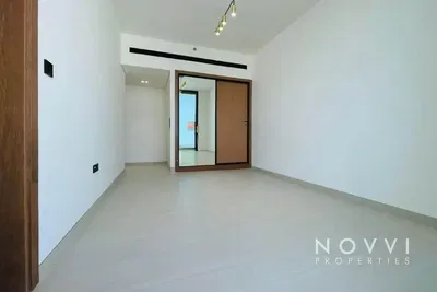 Kuhinja; kuhinjski aparati, drveni pod, prirodno svjetlo, moderni stil