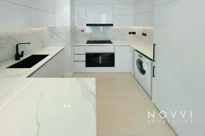 Dnevna soba; drveni pod, prirodno svjetlo, moderni stil