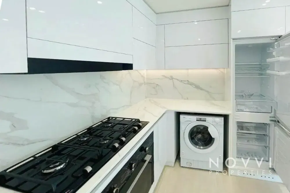 Kuhinja; kuhinjski aparati, drveni pod, prirodno svjetlo, moderni stil